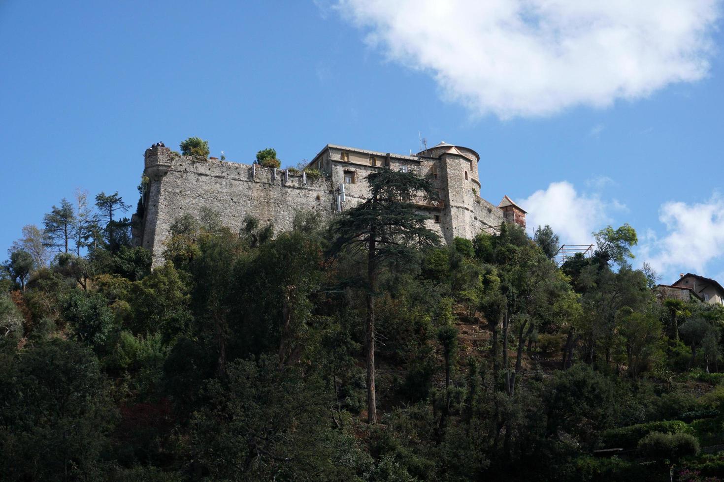 portofino, italia - 19 de septiembre de 2017 - vip y turista en pueblo pintoresco foto