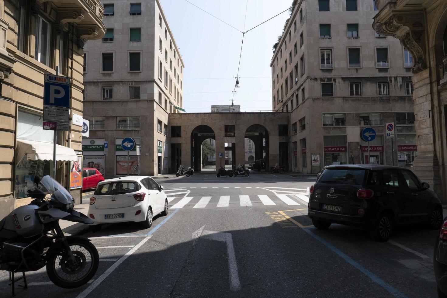 génova, italia - 5 de abril de 2020 - las calles del centro están desiertas debido a la cuarentena del coronavirus foto