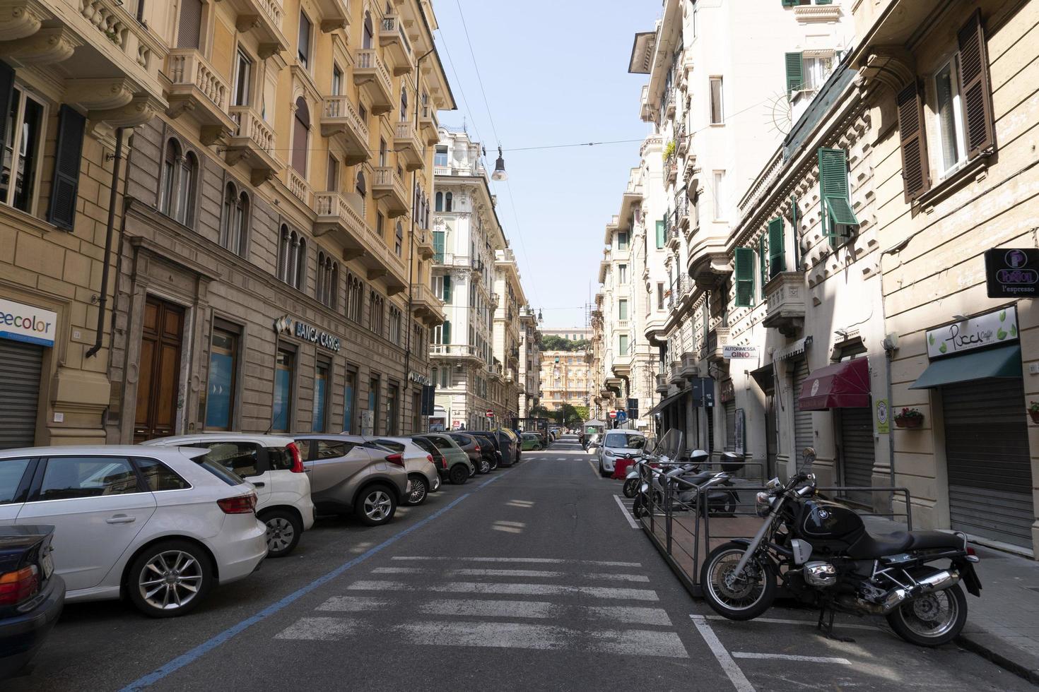 génova, italia - 5 de abril de 2020 - las calles del centro están desiertas debido a la cuarentena del coronavirus foto