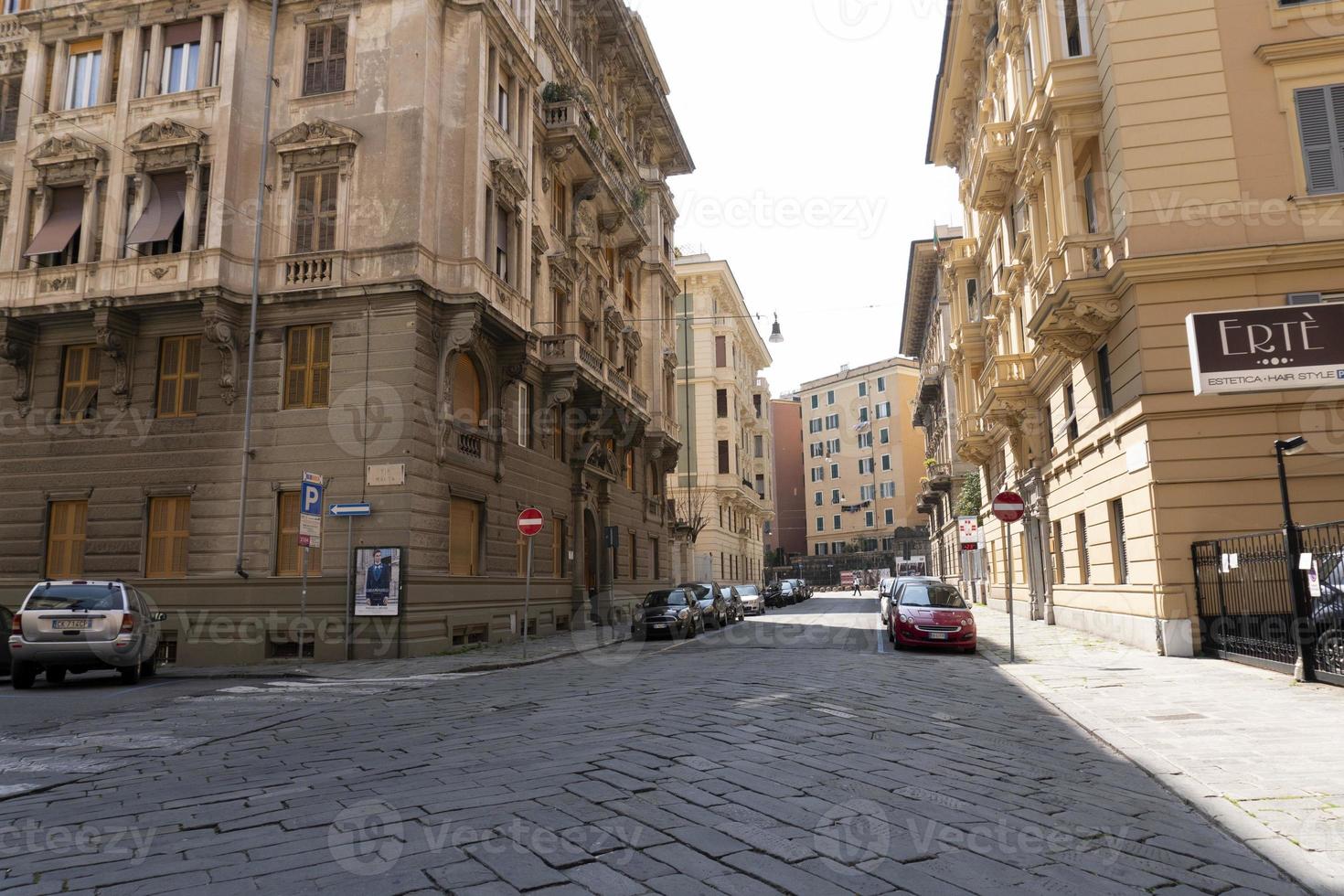 génova, italia - 5 de abril de 2020 - las calles del centro están desiertas debido a la cuarentena del coronavirus foto