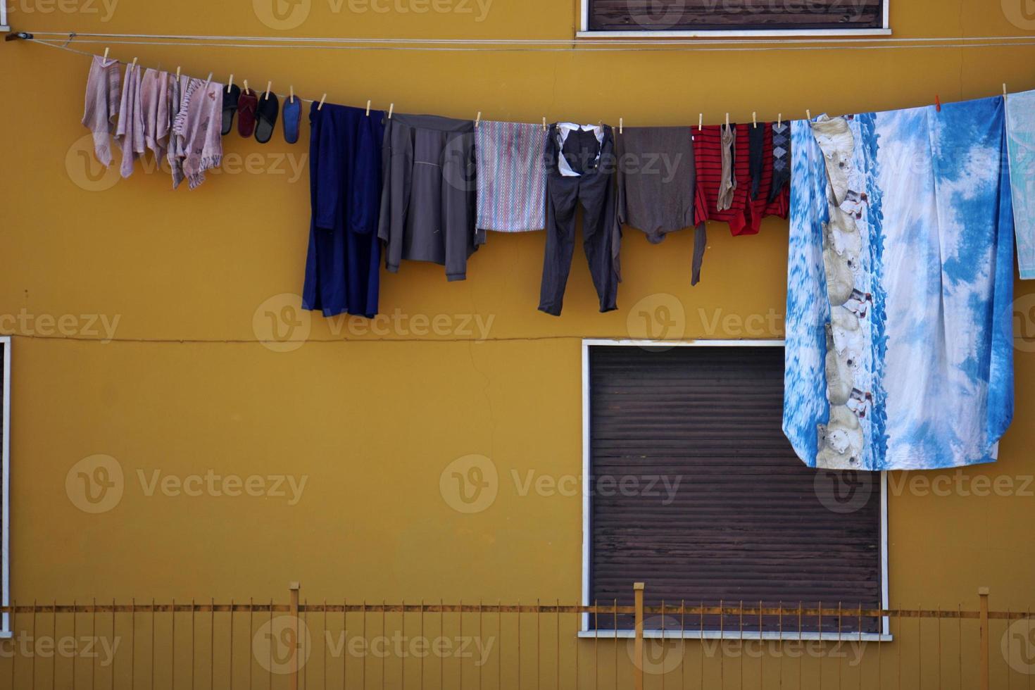 ropa tendida fuera de la casa secándose al sol foto