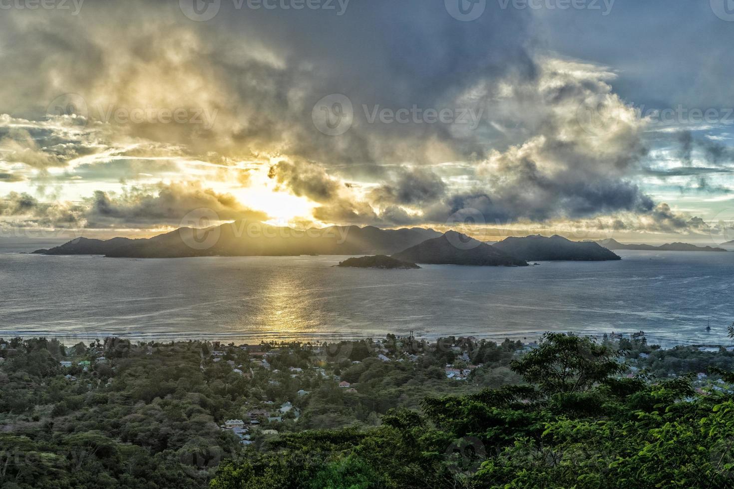 puesta de sol en la isla de praslin desde el mirador de la digue seychelles foto