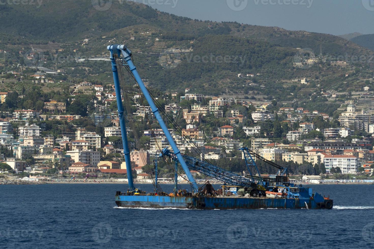 dragado de puerto de puerto trabajando en el mar foto