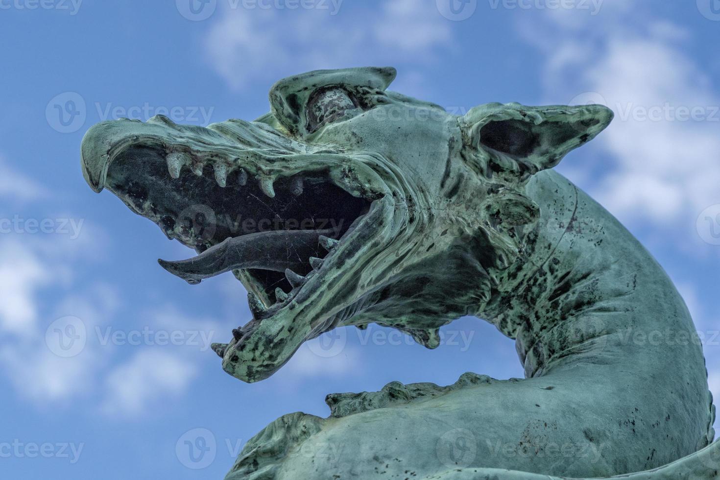 dragón de ljubljana en el símbolo de la ciudad del puente foto