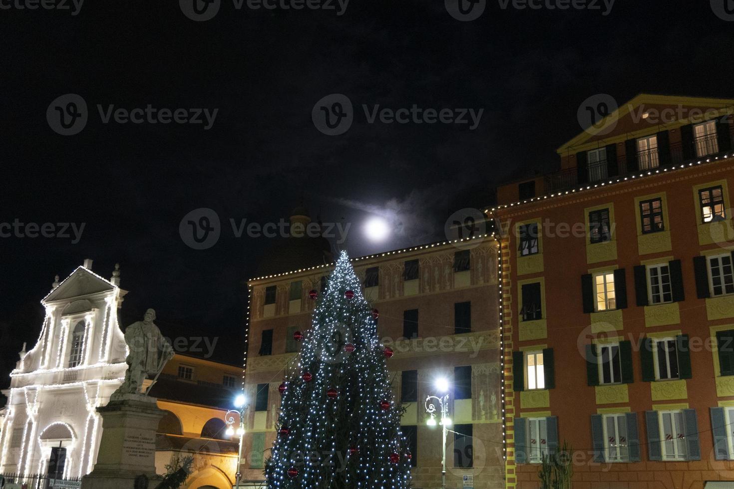 chiavari histórica ciudad medieval luces de la calle para navidad foto