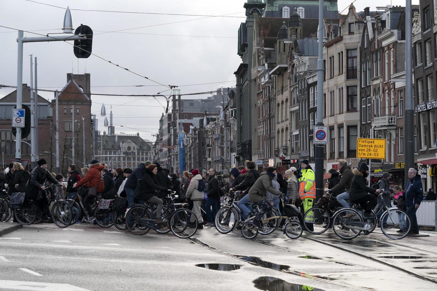 amsterdam, países bajos - 25 de febrero de 2020 - casco antiguo de la estación central foto