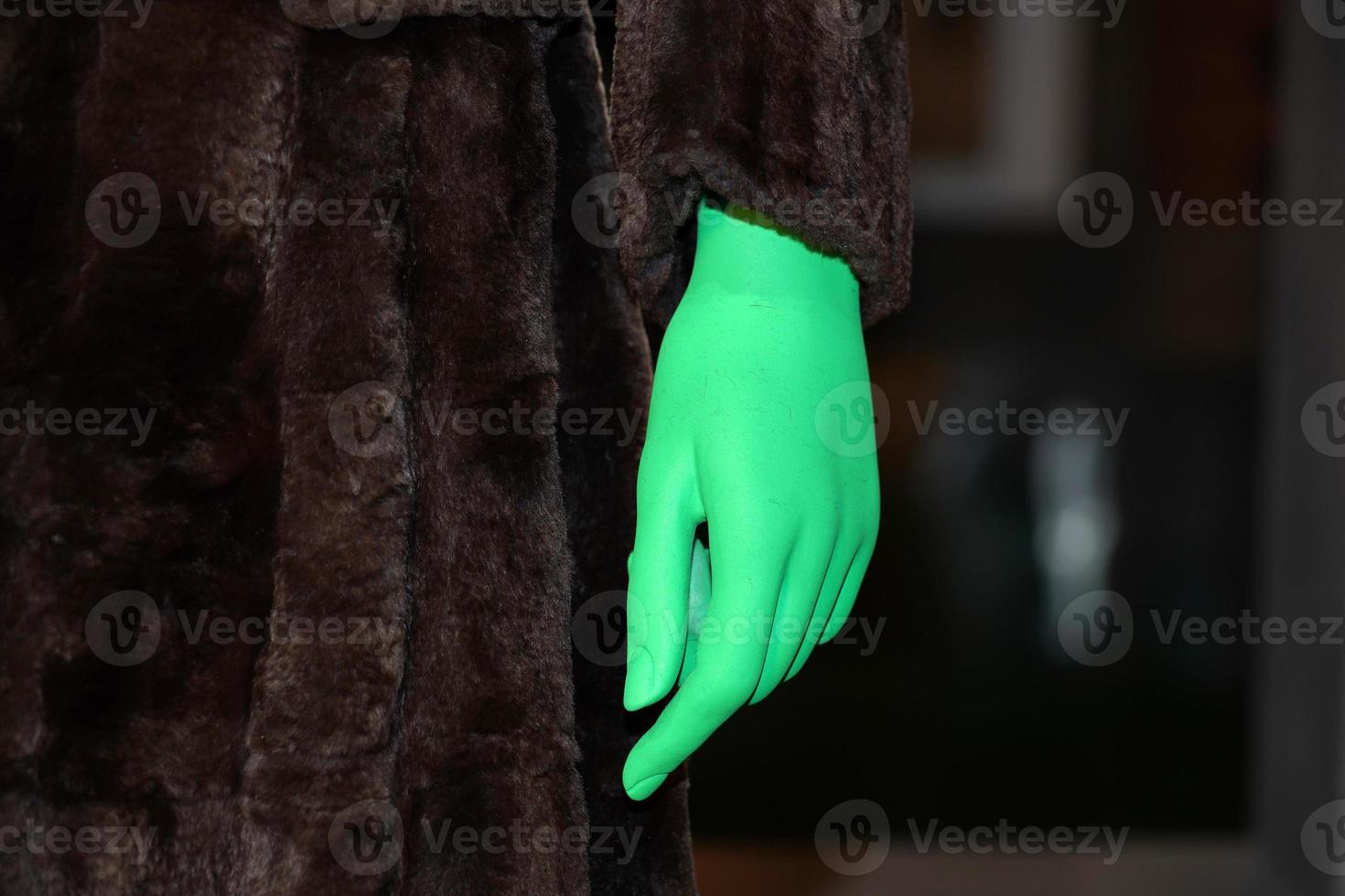 mano verde en el detalle de la ropa de piel animal foto