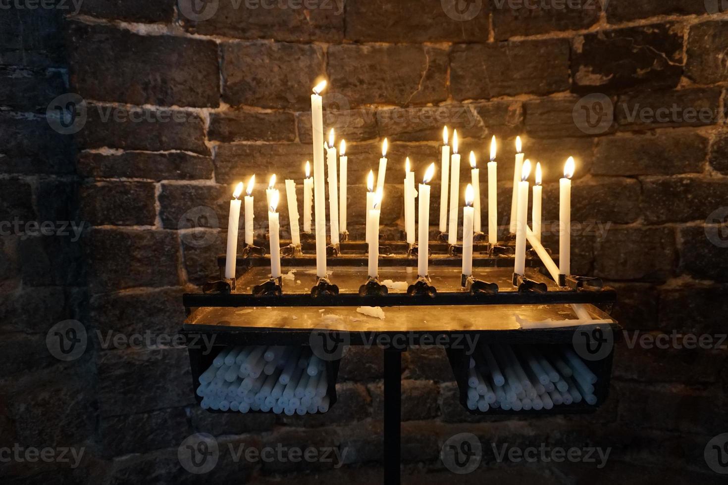 iglesia velas votivas llamas blancas foto