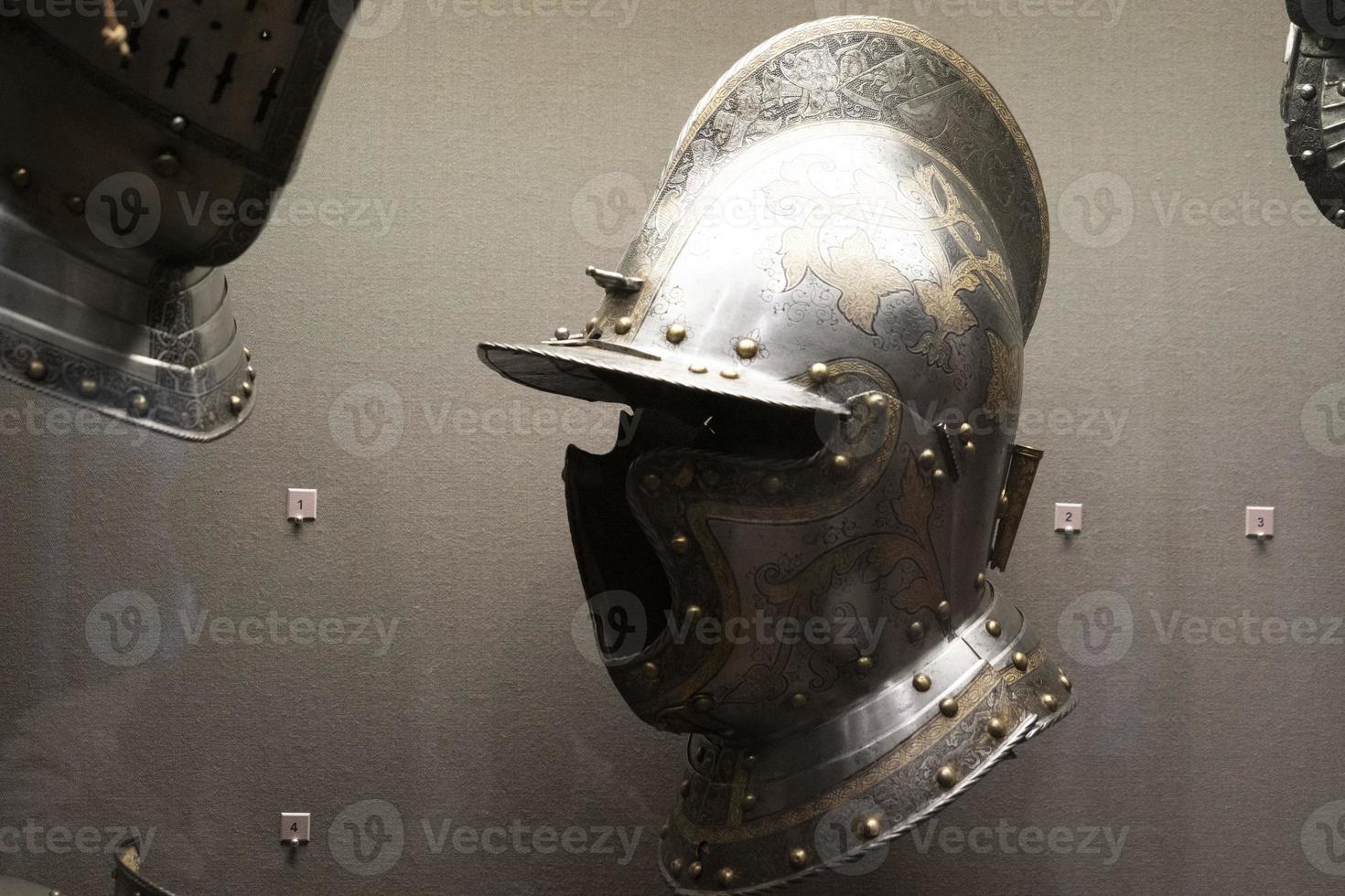 detalle de casco de hierro de armadura medieval foto