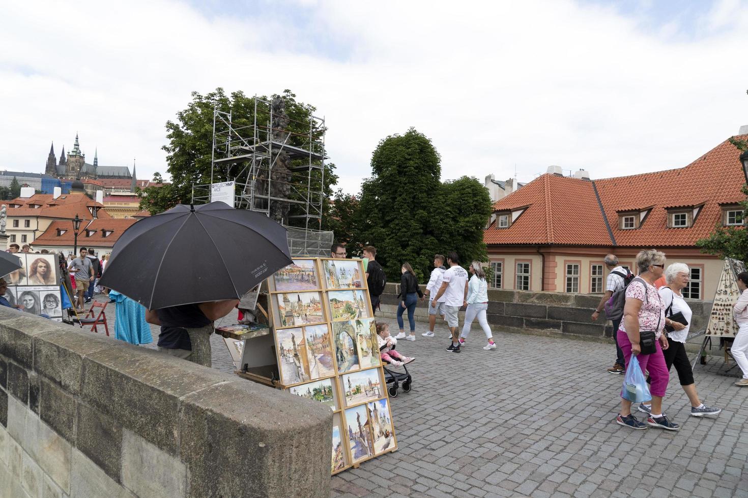 praga, república checa - 15 de julio de 2019 - el puente de carlos está lleno de turistas en verano foto