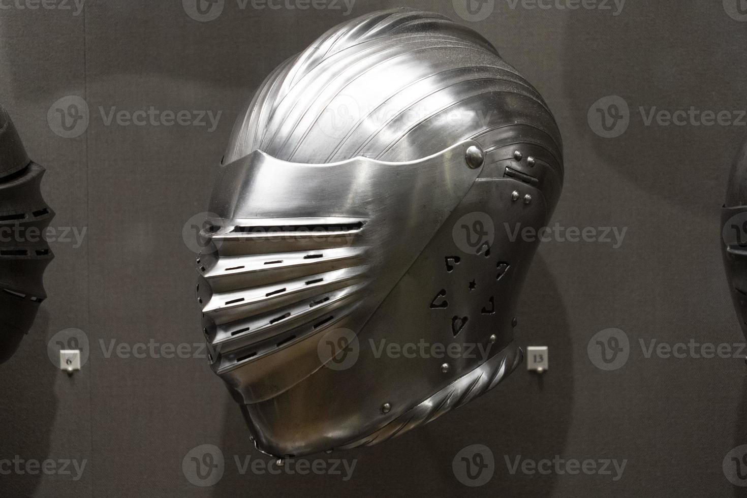 detalle de casco de hierro de armadura medieval foto
