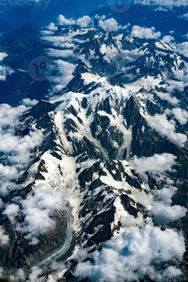 vista aérea de los alpes suizos desde el avión foto