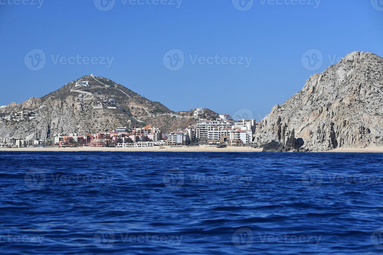 cabo san lucas vista desde el océano pacífico foto