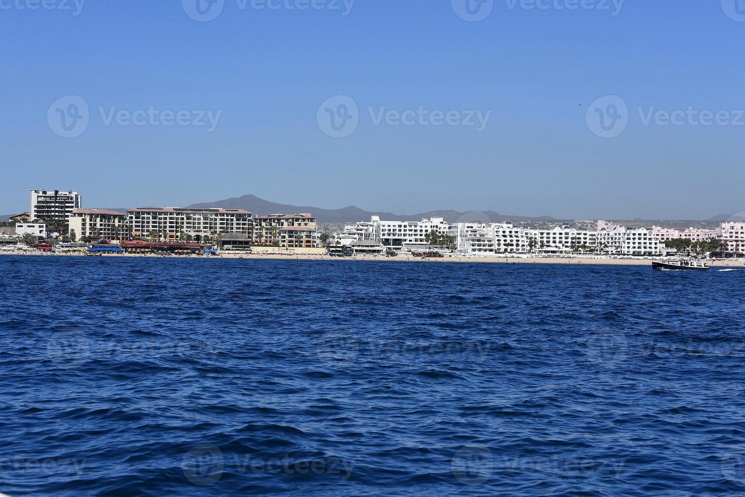 cabo san lucas vista desde el océano pacífico foto