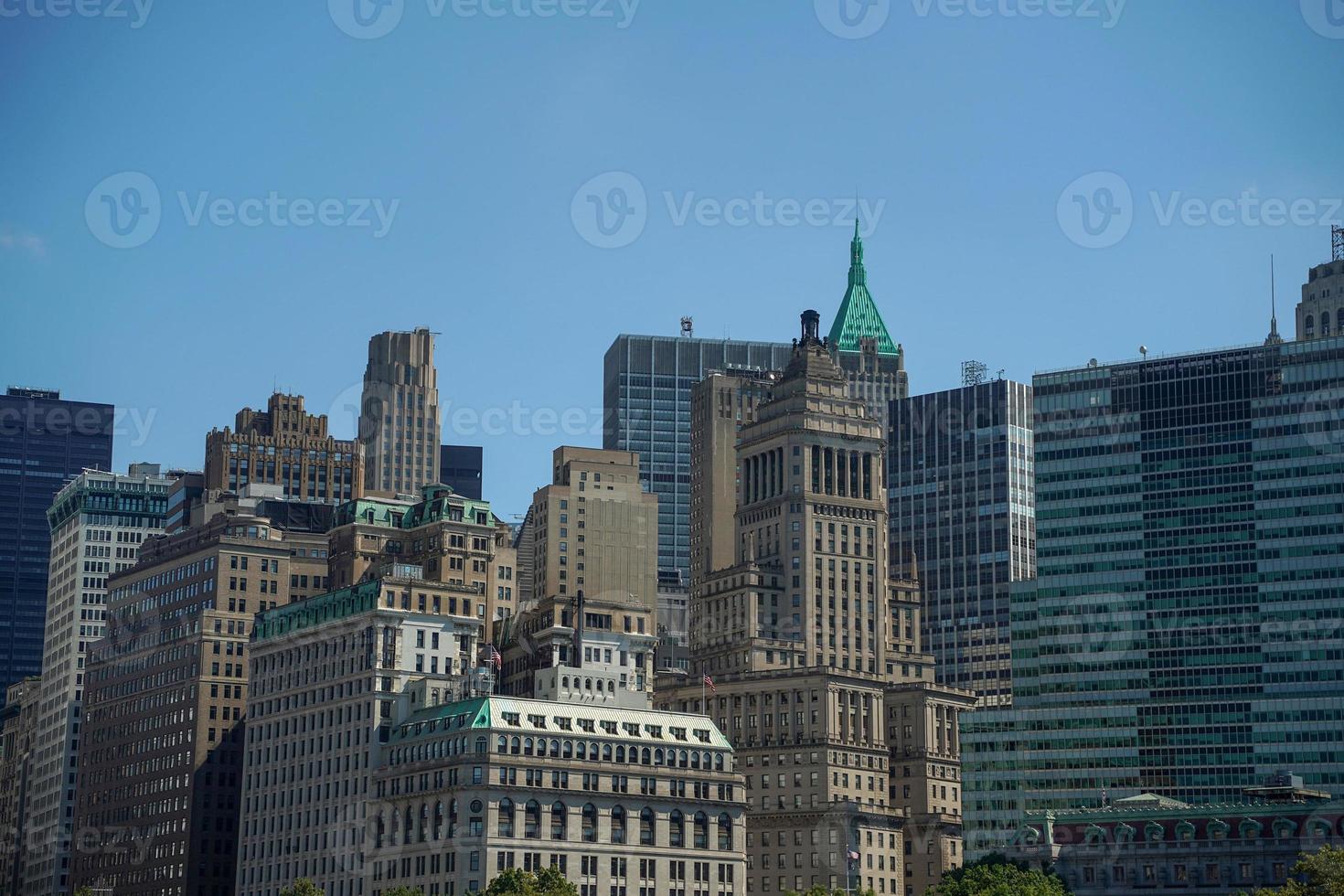 detalle de los rascacielos de nueva york vista del paisaje urbano desde la isla de la libertad del río hudson foto