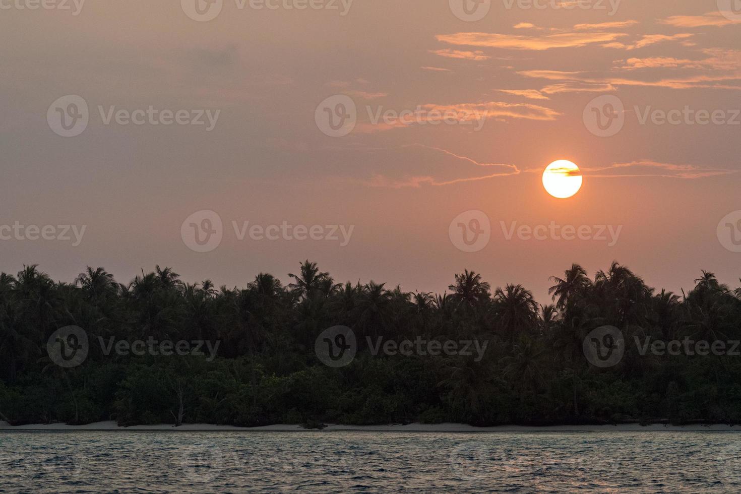 atardecer dorado en maldivas foto