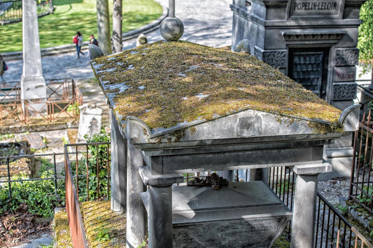 París, Francia - 2 de mayo de 2016 tumbas antiguas en el cementerio de Pere-Lachaise foto