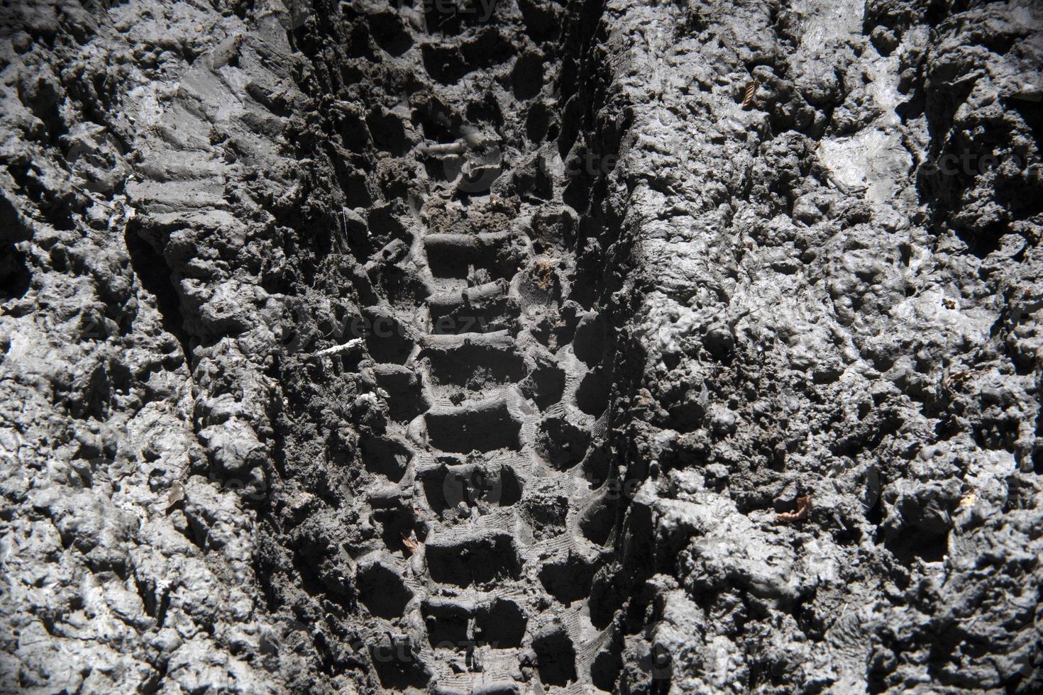 Detalles de las huellas de los neumáticos de los coches todoterreno en el barro foto