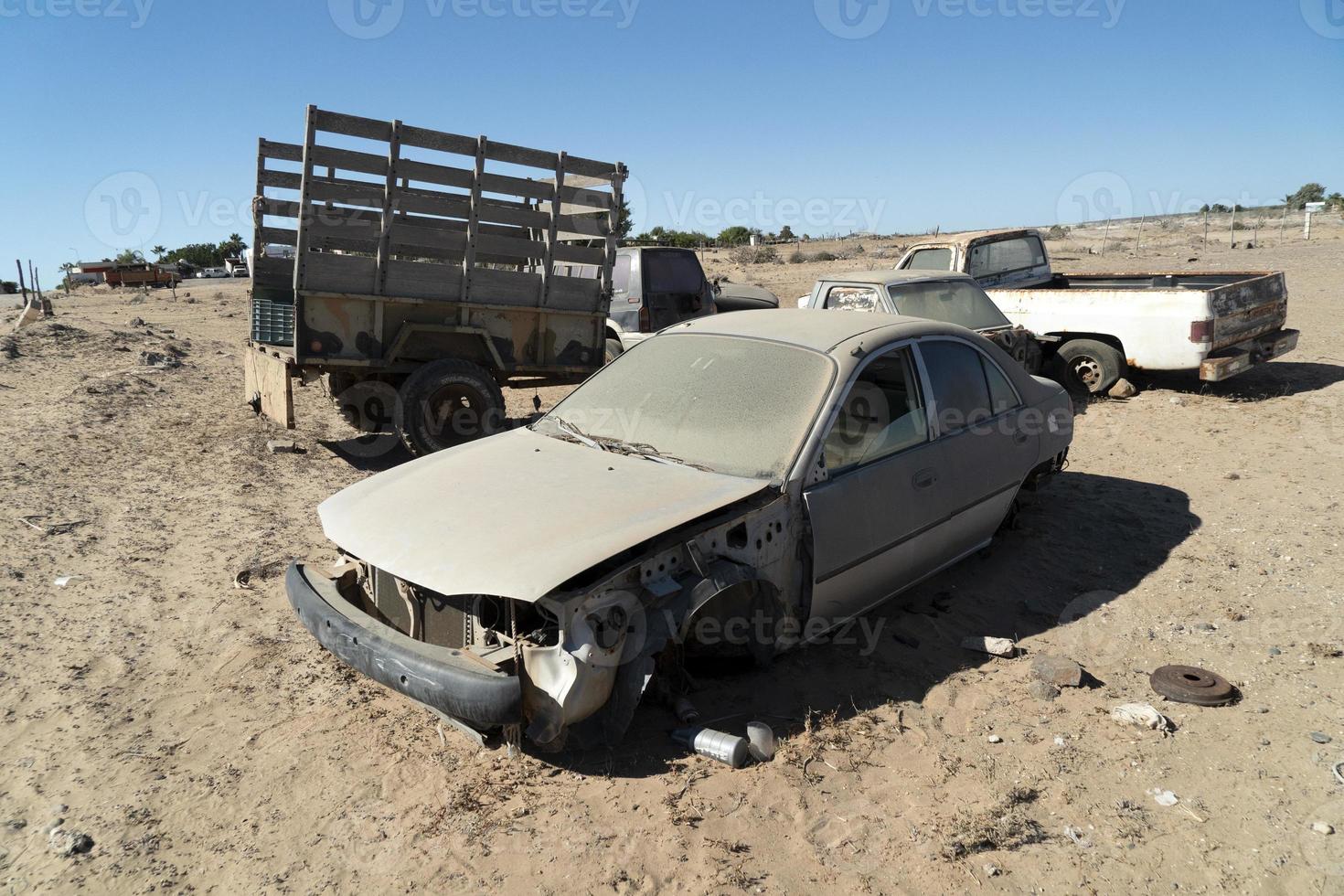 viejo coche abandonado en depósito de chatarra en baja california sur mexico foto