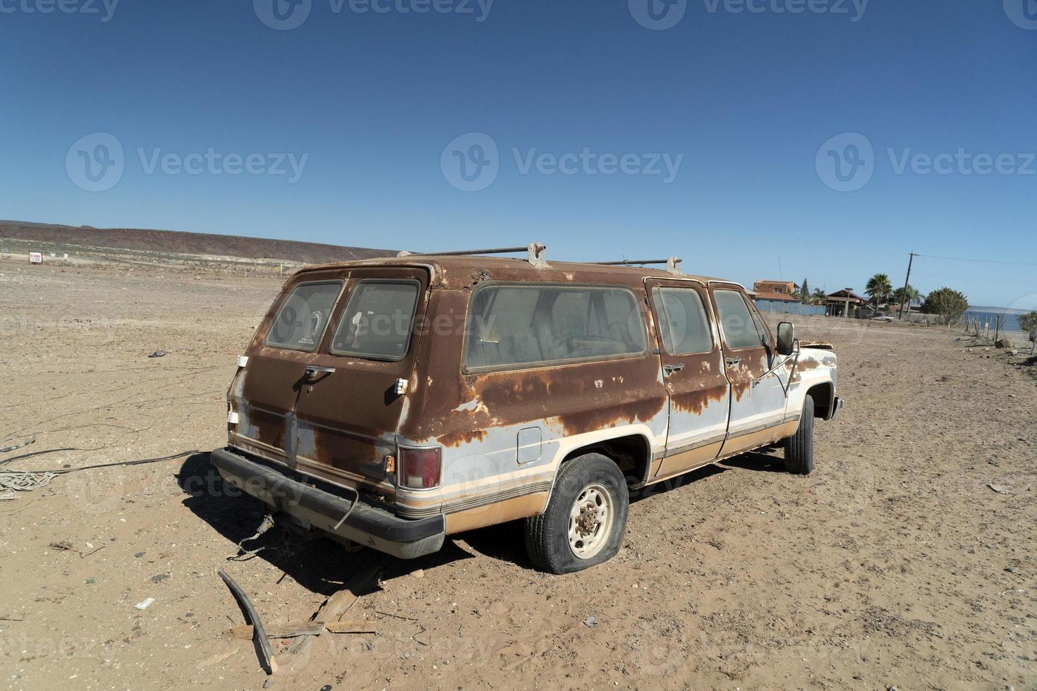 viejo coche abandonado en depósito de chatarra en baja california sur mexico foto
