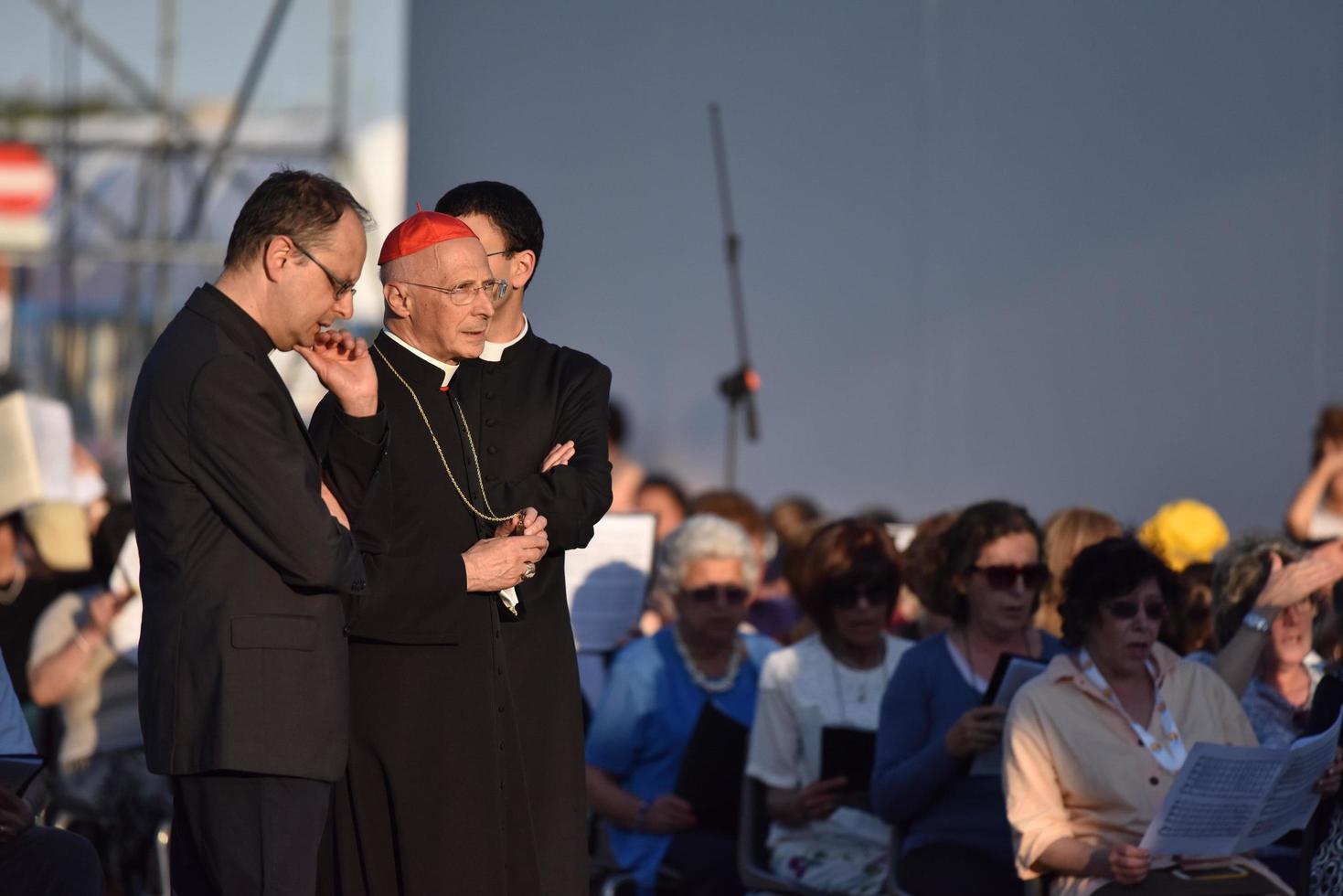 genova, italia - 26 de mayo de 2017 - el cardenal angelo bagnasco asiste a la preparación para la misa del papa francisco en kennedy place foto