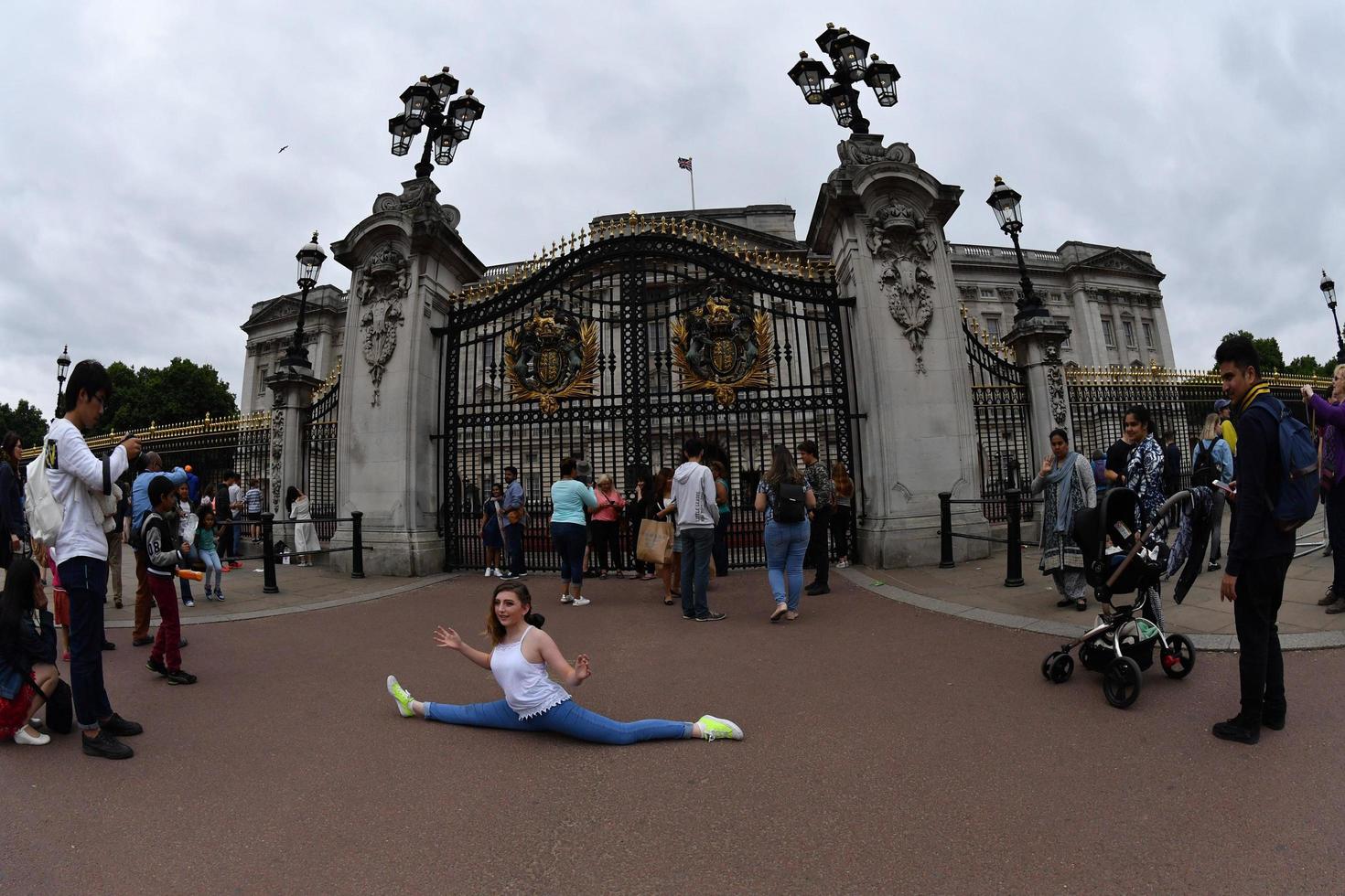 londres, inglaterra - 15 de julio de 2017 - turista tomando fotos en el palacio de buckingham