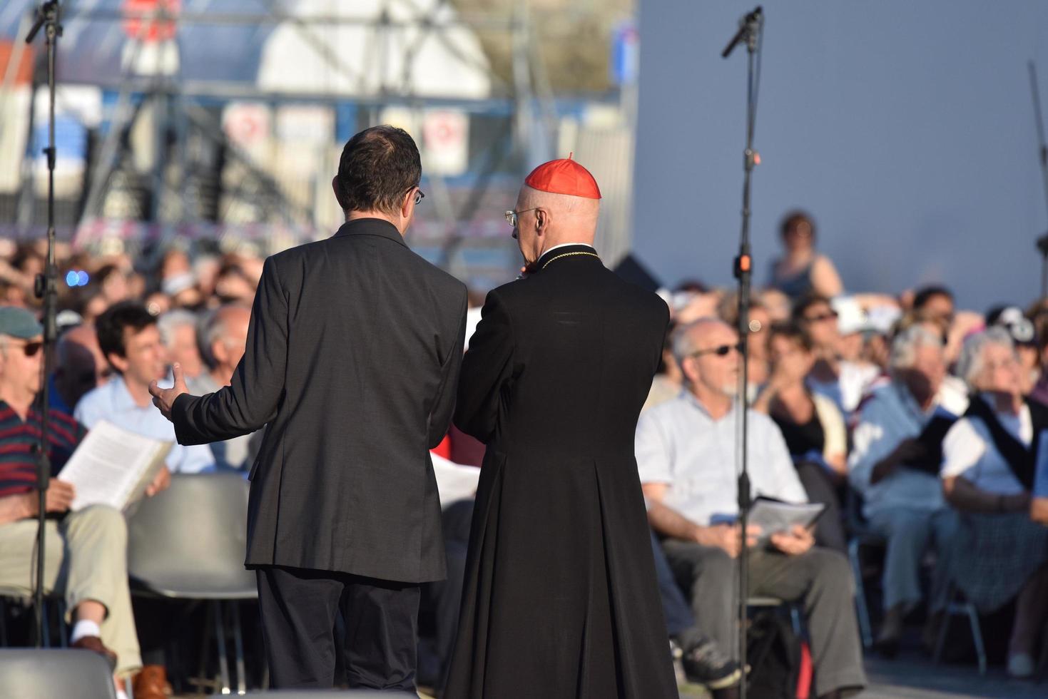 genova, italia - 26 de mayo de 2017 - el cardenal angelo bagnasco asiste a la preparación para la misa del papa francisco en kennedy place foto