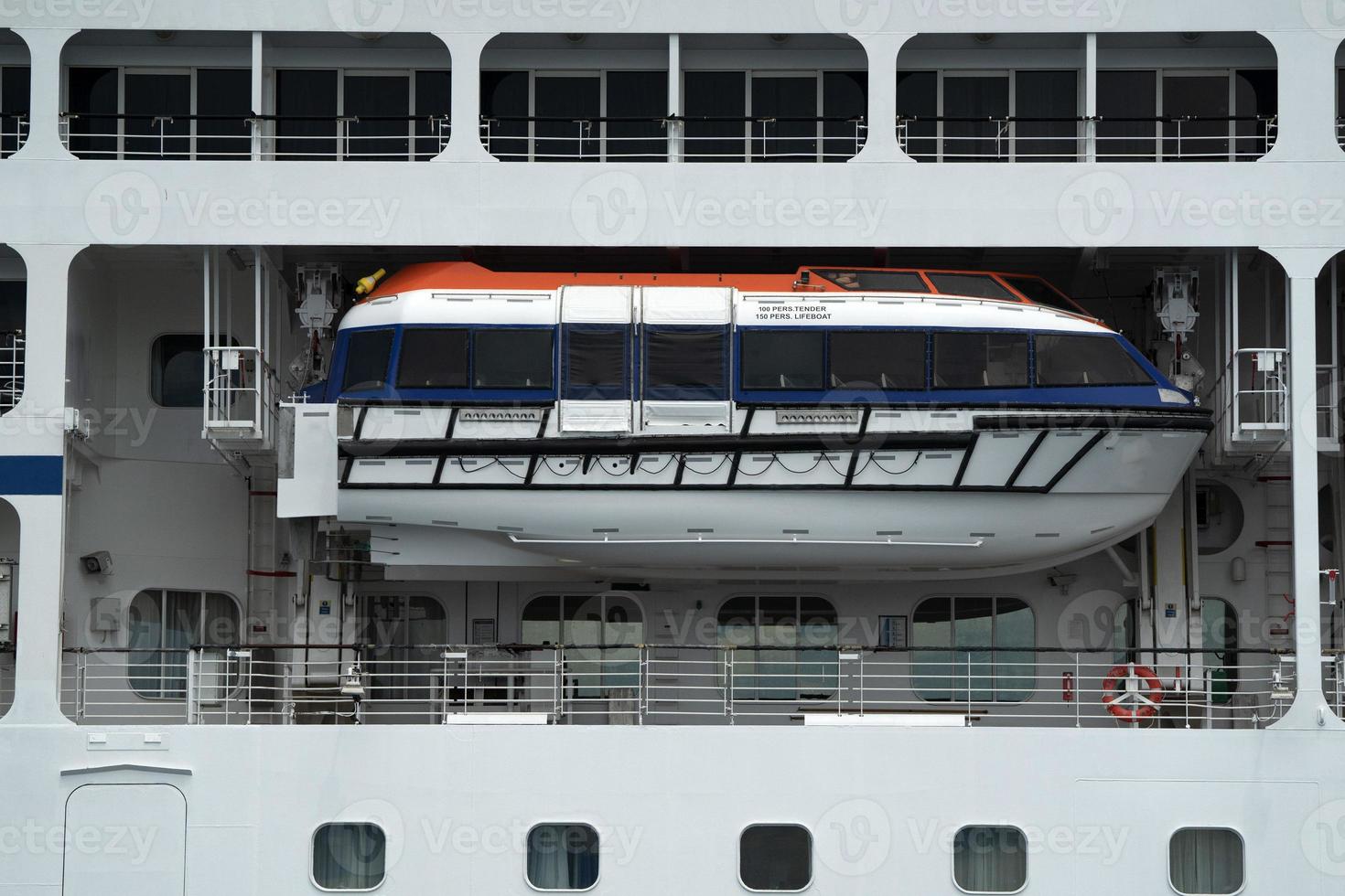 Detalle de grúa de bote salvavidas de crucero foto