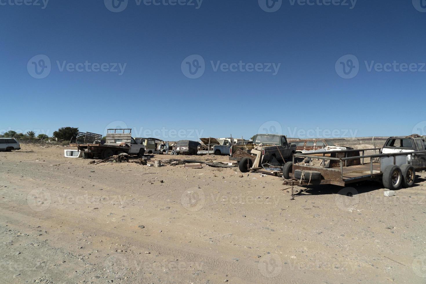 viejo coche abandonado en depósito de chatarra en baja california sur mexico foto