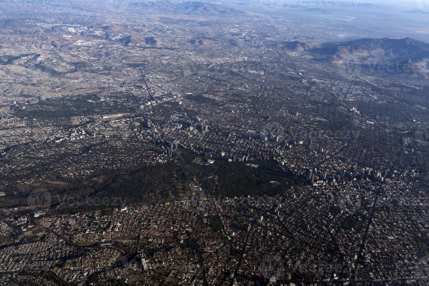 panorama de la vista aérea del área de la ciudad de méxico desde el avión foto