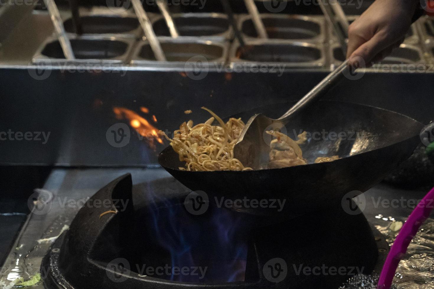 wok arroz espaguetis cocinar foto