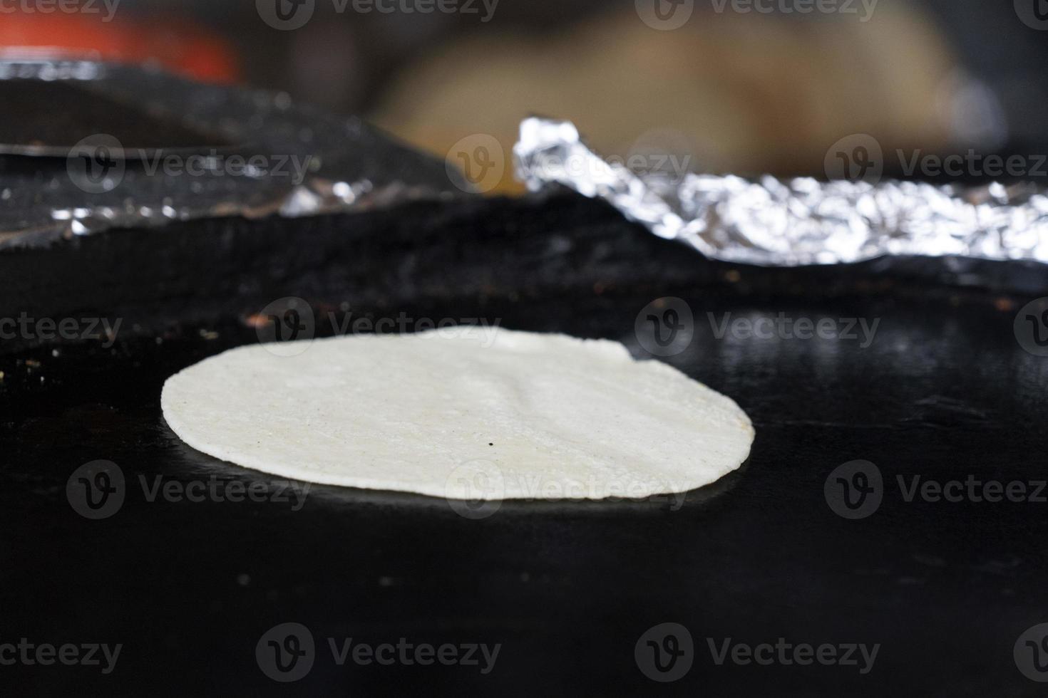 tortillas mexicanas mientras se cocina detalle foto