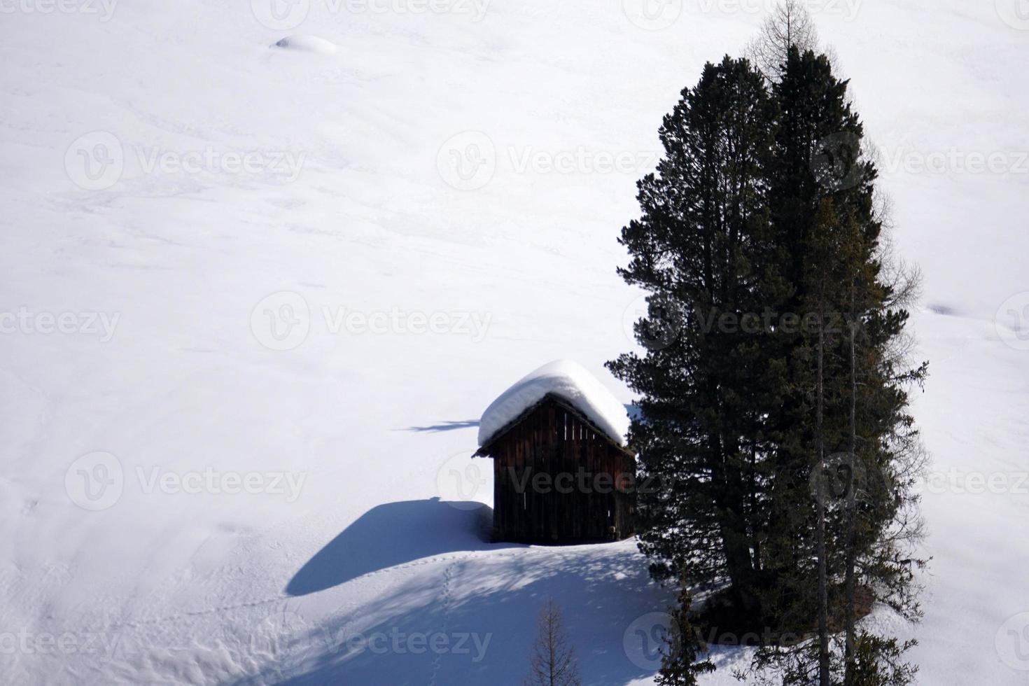 cabaña de madera en el fondo de la nieve del invierno foto