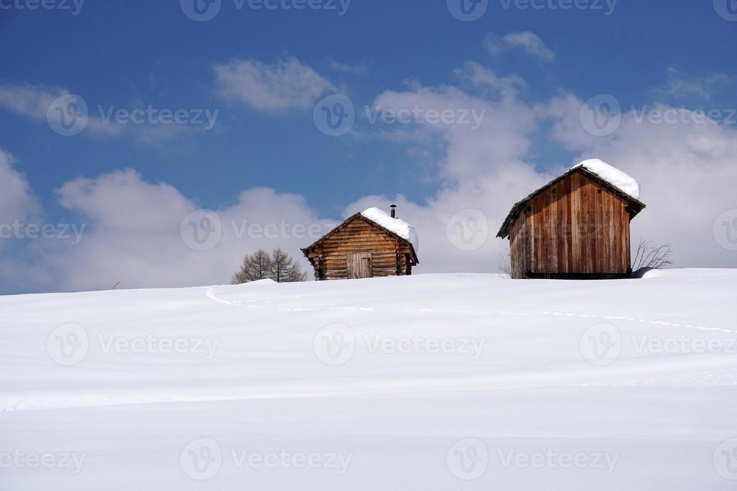 cabaña de madera en el fondo de la nieve del invierno foto