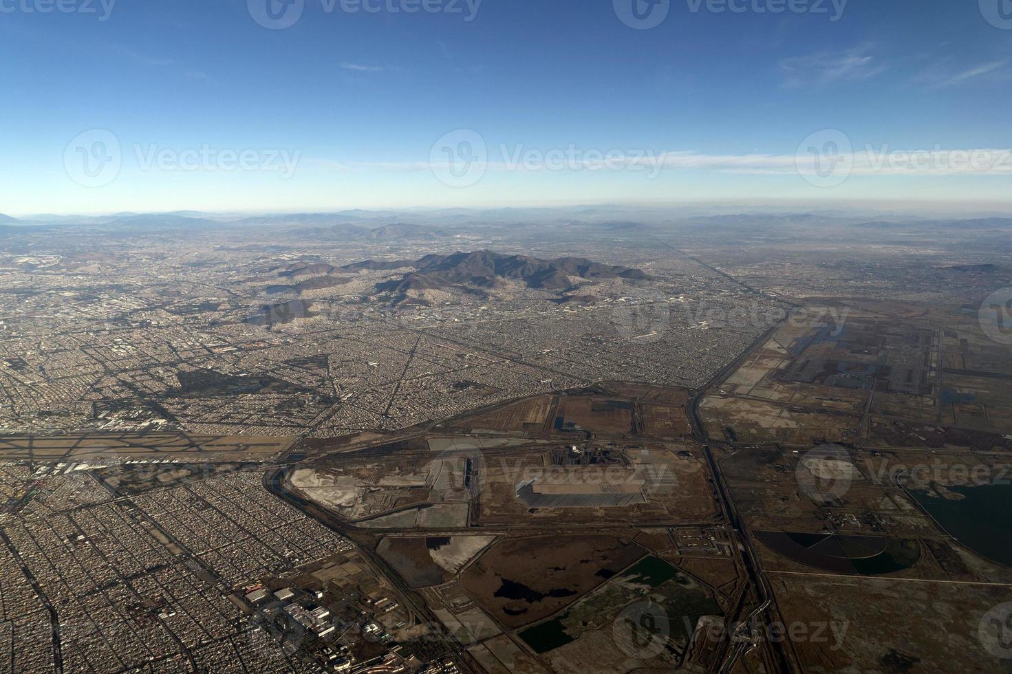 panorama de la vista aérea del área de la ciudad de méxico desde el avión foto