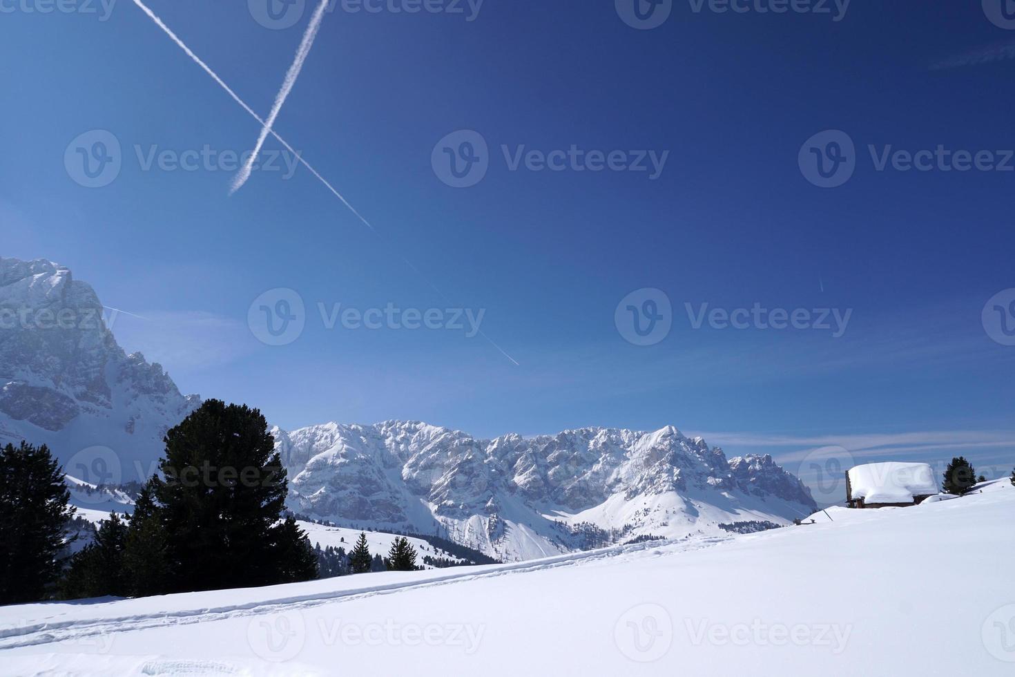 dolomitas nieve panorama gran paisaje cabaña cubierta de nieve foto