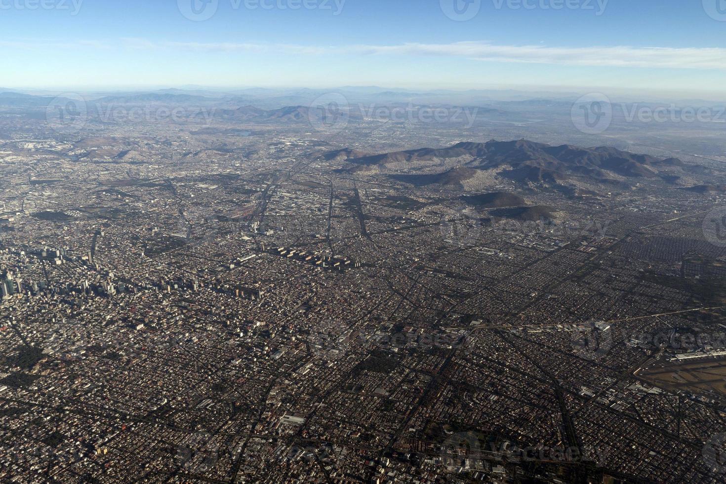 panorama de la vista aérea del área de la ciudad de méxico desde el avión foto