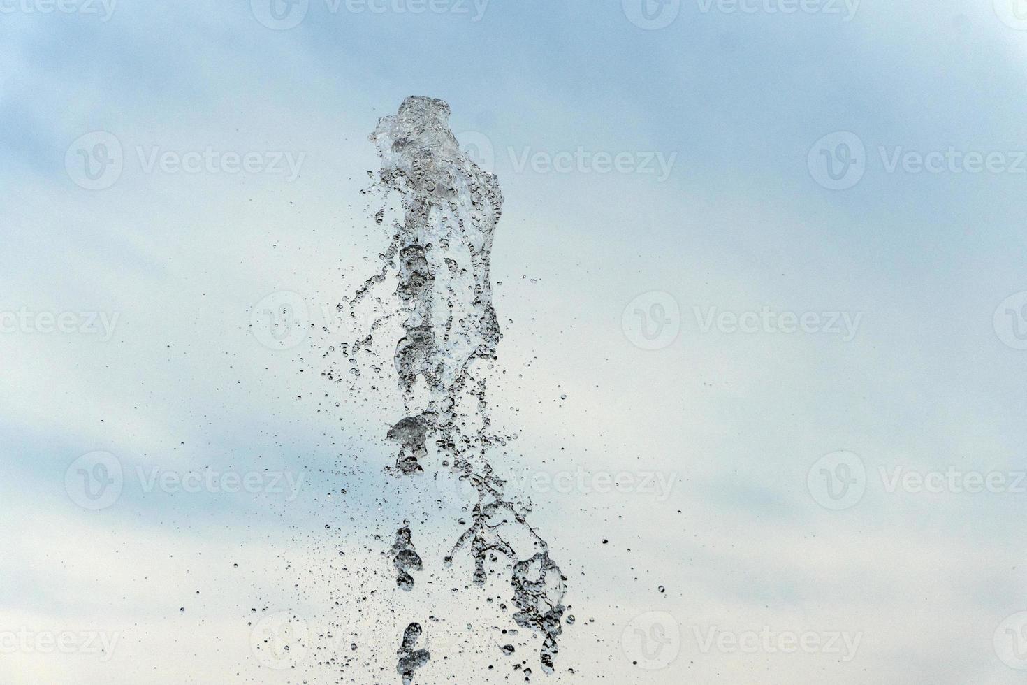 chorro de agua detalle aislado en el cielo foto