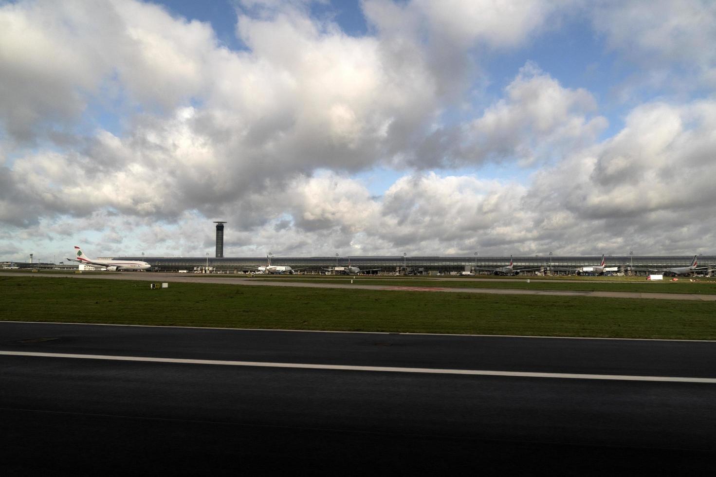 París, Francia - 7 de noviembre de 2019 - Aeropuerto de París CDG aterrizando y cargando carga y pasajeros foto