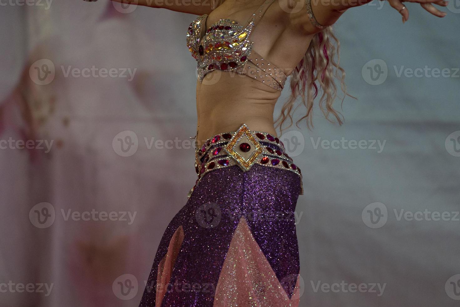 movimiento hermoso de la bailarina oriental del vientre foto