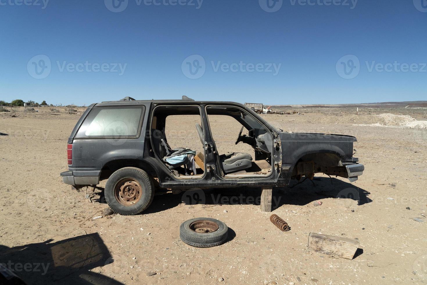 viejo coche abandonado en depósito de chatarra en baja california sur mexico foto