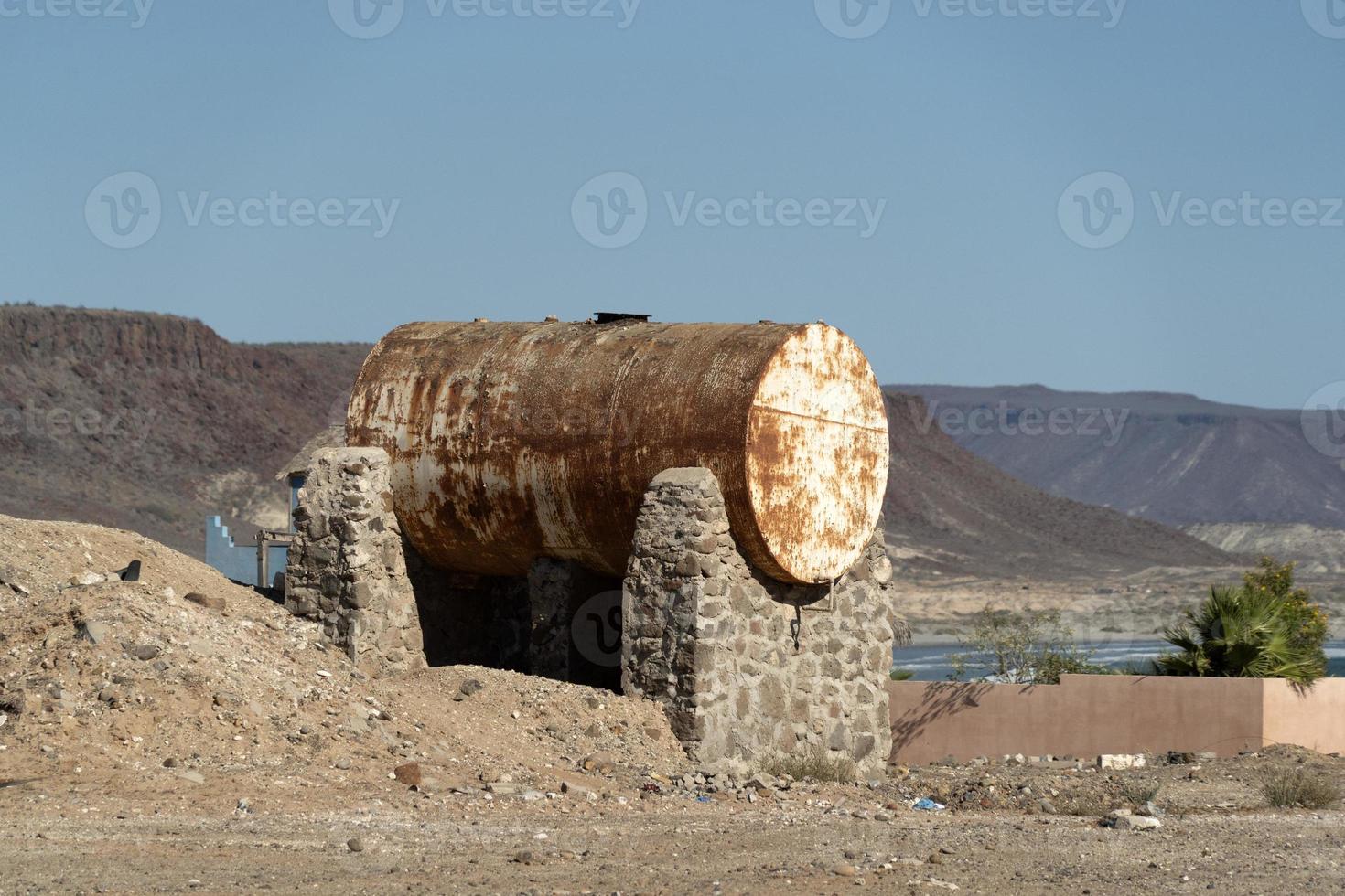 Viejo tanque de agua en el pueblo de san juanico baja california sur mexico foto