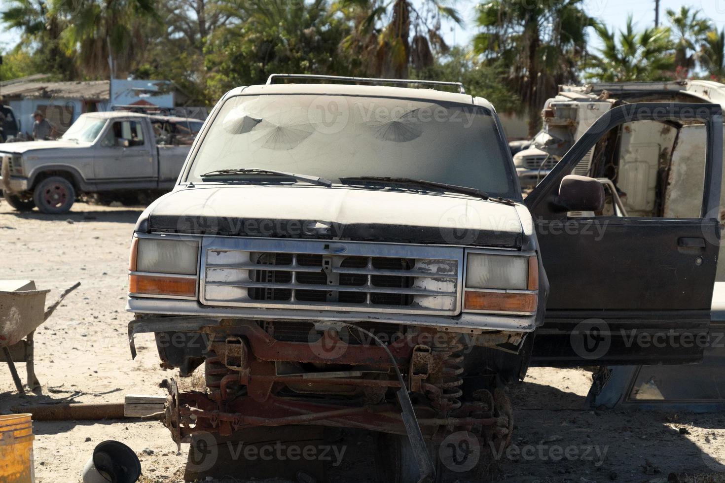 viejo coche abandonado en depósito de chatarra en baja california sur mexico foto