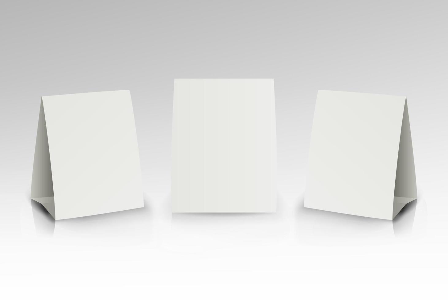 Folleto de papelería de vector de volante de etiqueta de mesa de soporte de papel blanco. tarjetas verticales de papel sobre fondo blanco con reflejos. vista frontal, izquierda y derecha.