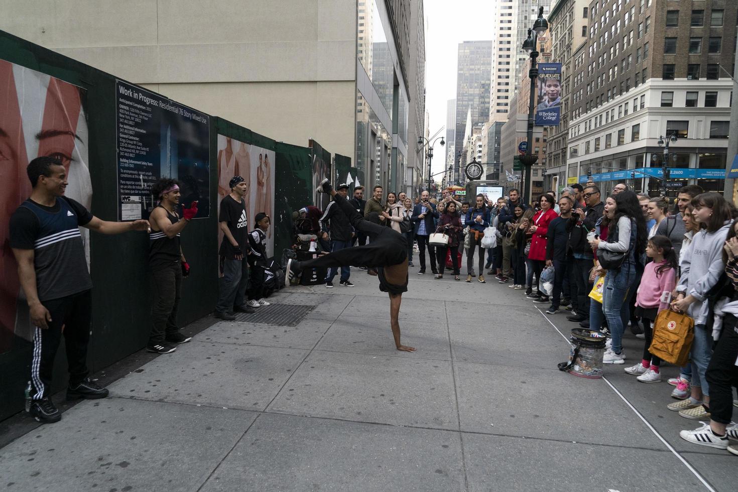 Nueva York, EE.UU. - 7 de mayo de 2019 - bailarina de break en la Quinta Avenida foto