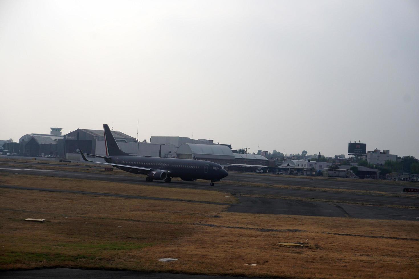 París, Francia - 6 de marzo de 2018 - aeropuerto de París aterrizando y cargando carga y pasajeros foto