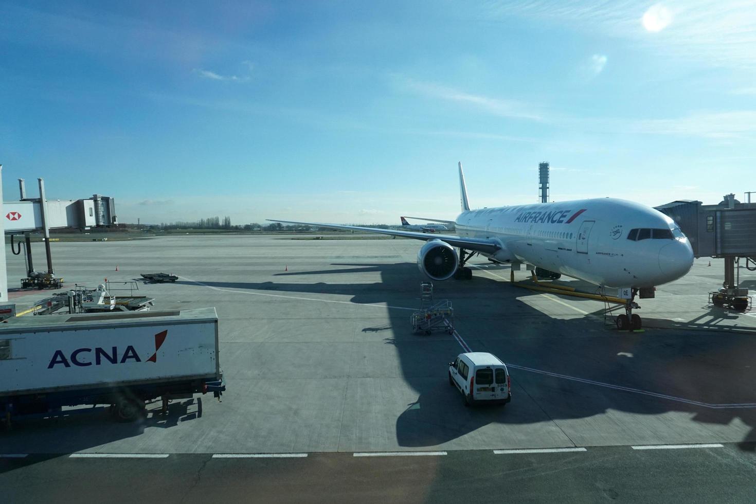 París, Francia - 6 de marzo de 2018 - aeropuerto de París aterrizando y cargando carga y pasajeros foto