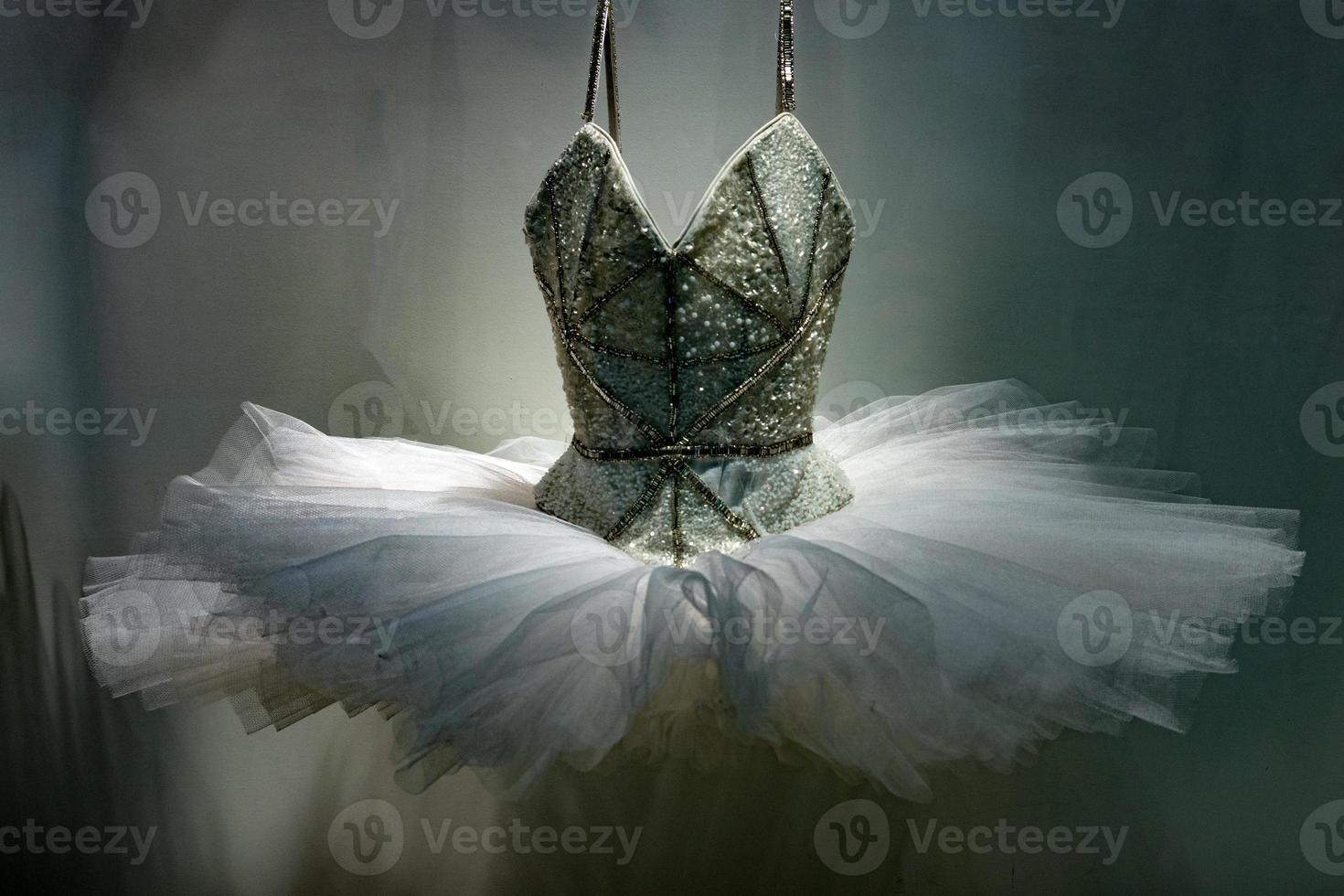 vestido de ballet falda aislado en blanco foto