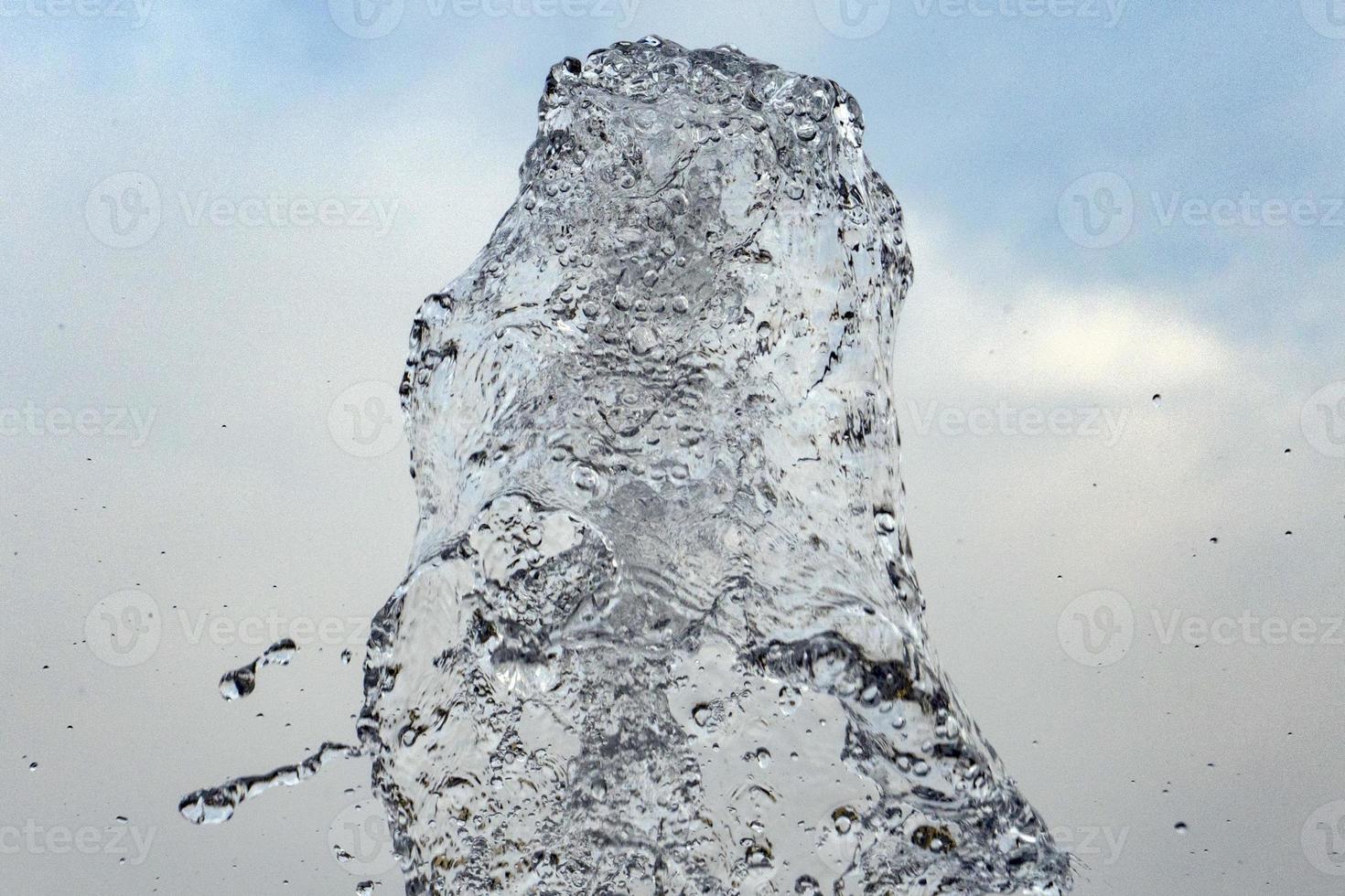 chorro de agua detalle aislado en el cielo foto