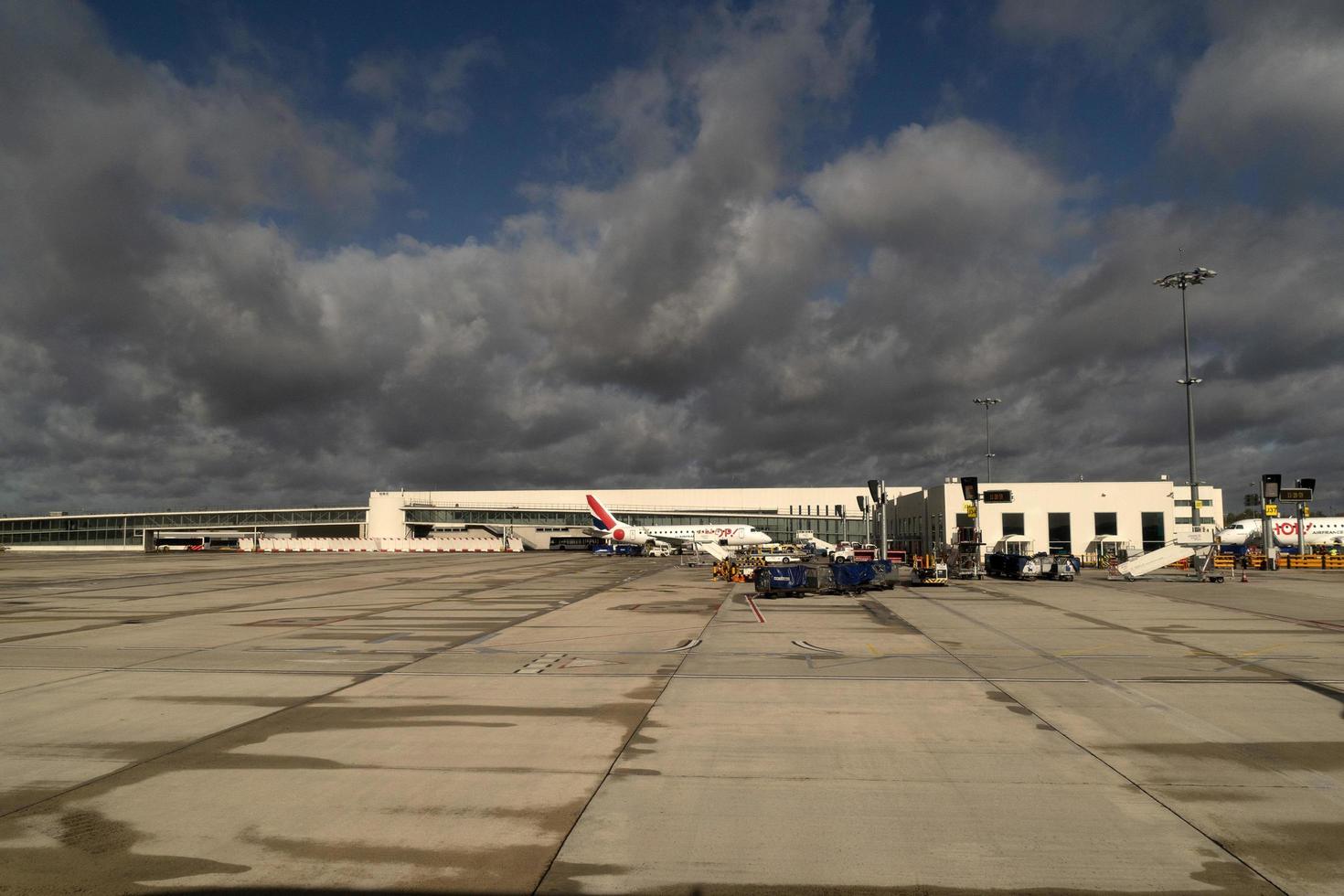 París, Francia - 7 de noviembre de 2019 - Aeropuerto de París CDG aterrizando y cargando carga y pasajeros foto